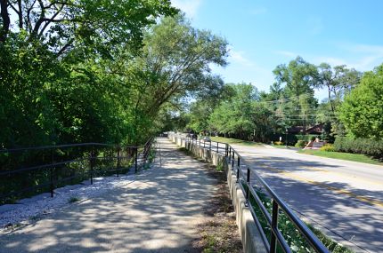 Des PLaines Trail as it runs next to Talcott Road